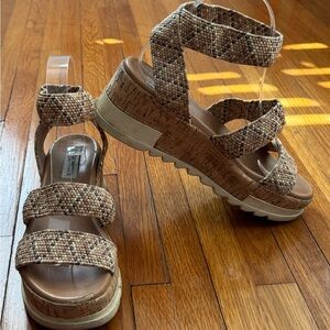 Steve Madden Bandi tan beige textured strappy Platform Sandals, size 6.5 boho